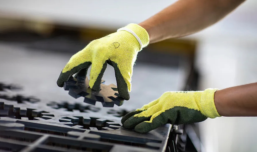 Glued-Gloves
